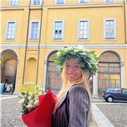 Studentessa universitaria impartisce lezioni di inglese